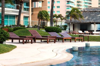 Tatil sırasında otelde yüzme havuzu çekimi