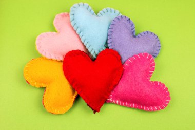 parlak arka plan üzerinde renkli keçe kalplerin Üstten Görünüm