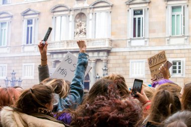 Barcelona, İspanya - 8 Mart 2018: Binlerce kadın Feminist Strike kadınlar gününde şehir merkezi Barcelona, İspanya, 8th Mart 2018 katılmak.