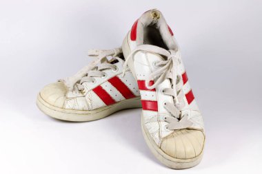 Yaşlı çift ayakkabı beyaz arka plan üzerinde