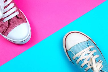 çift renkli arka plan üzerinde canlı spor ayakkabı 