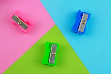 Renkli arka plan üzerinde plastik kalemtıraş.