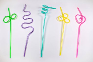 Beyaz arka plan üzerinde renkli plastik çubuk