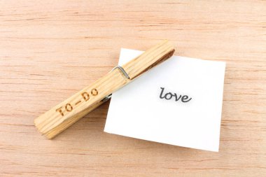 ahşap arka plan üzerinde aşk notu ile yapılacak clothespin üst görünümü 