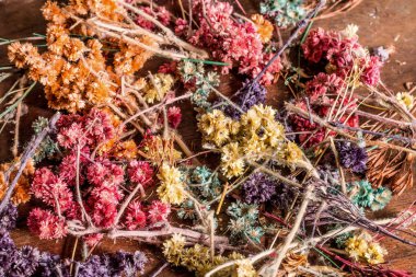 Rustik ahşap masaya kuru çiçek