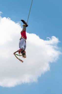 Meksika, D.F. 19 Temmuz 2018, Papantla el ilanları yürütme ritüel uçuş.