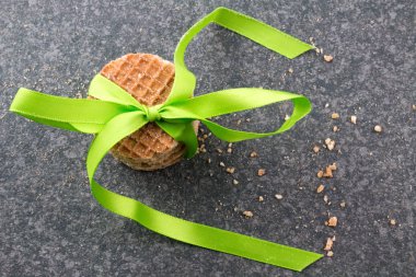 Şerit rustik koyu tablo üzerinde tatlı kurabiye 