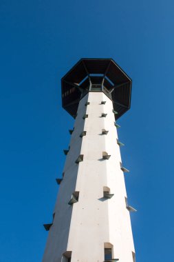 Yeşil tepe üzerinde beyaz ışık evi