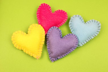 parlak arka plan üzerinde renkli keçe kalplerin Üstten Görünüm