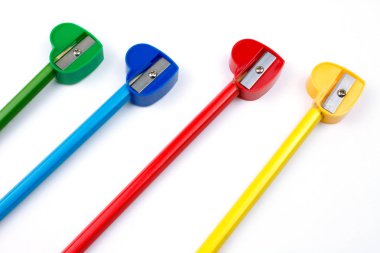 Renkli Bileme makineleri ve beyaz arka plan üzerinde izole kalem