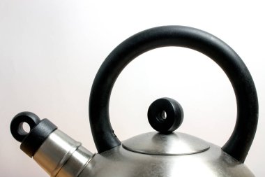 Beyaz izole ıslık Eski su ısıtıcısı
