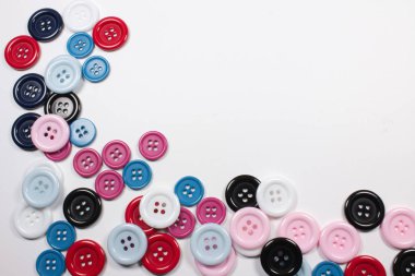 Beyaz arka plan üzerinde çeşitli renkli düğmeler