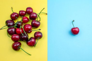 Mavi ve sarı arka planda kırmızı tatlı kiraz