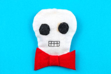 Mavi Arkaplanda Kravatlı Mini Keçeli Kafatası