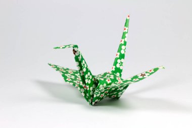 beyaz zemin üzerine yeşil Origami kuş