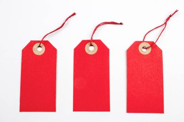 Kırmızı kağıt Etiketler üzerinde beyaz izole dizeleri ile bağlı