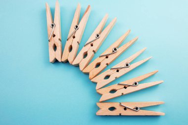 ahşap clothespins üstten görünüm mavi zemin üzerine