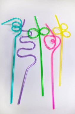 Beyaz arka plan üzerinde renkli plastik çubuk