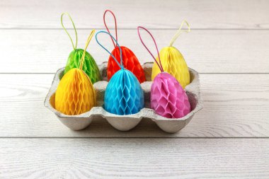 Kağıt renkli Paskalya yumurta beyaz rustik masa karton kapsayıcı