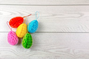Kağıt renkli Paskalya yumurta beyaz rustik masada