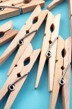 ahşap clothespins üstten görünüm mavi zemin üzerine