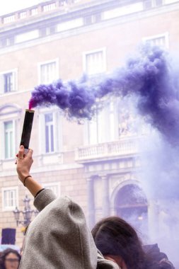 Feminist renk duman granade Caddesi üzerinde.