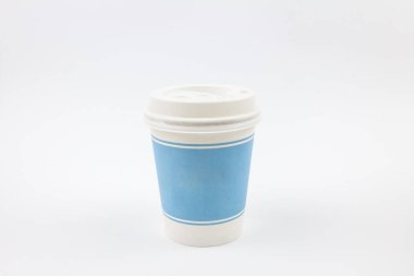 kağıt bardak kahve veya sıcak içecek olarak izole beyaz arka plan