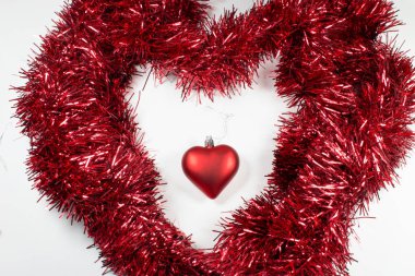 Christmas kırmızı Tinsel ve beyaz arka plan üzerinde izole kalp topu