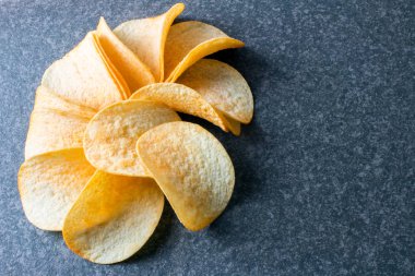 Patates cipsi karanlık rustik masada