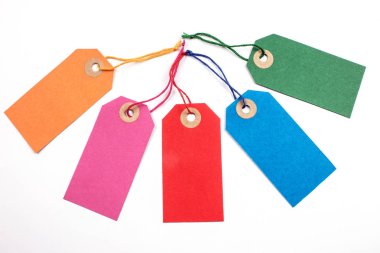 renkli kağıt Etiketler üzerinde beyaz izole dizeleri ile bağlı