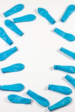 Mavi düz balonlar izole beyaz arka planda 