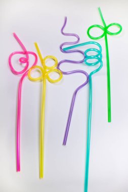 Beyaz arka plan üzerinde renkli plastik çubuk