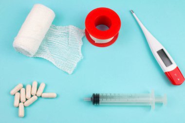 Acil durum çantasının yakın çekim görüntüleri.