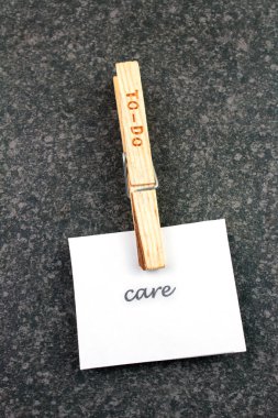 koyu arka plan üzerinde bakım notu ile ahşap yapılacak clothespin üst görünümü 