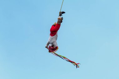 Meksika, D.F. 19 Temmuz 2018, Papantla el ilanları yürütme ritüel uçuş.