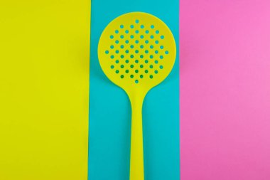 Sarı plastik kaşık, yakın çekim