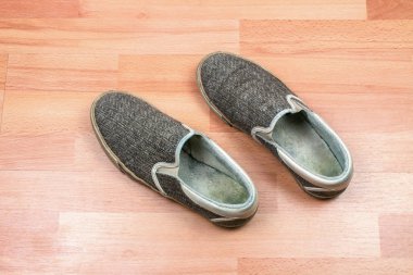 ahşap zemin zemin üzerine gri spor ayakkabı