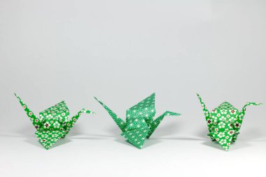 beyaz zemin üzerine yeşil Origami kuşlar