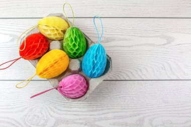 Kağıt renkli Paskalya yumurta beyaz rustik masa karton kapsayıcı