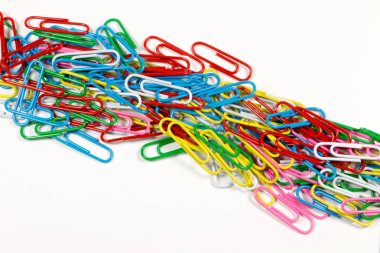 Beyaz arka plan üzerinde izole renkli ataç yığını