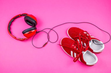 Barcelona, İspanya. Nisan 10,2018. Kırmızı Adidas ayakkabı ve renkli backgorund üzerinde kırmızı headphoens.