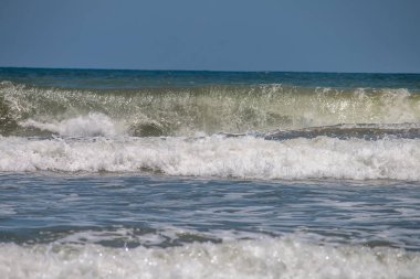 güzel deniz dalgaları sıçraması ile