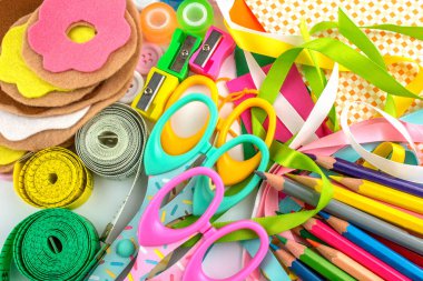 Ölçme bantları, düğmeleri ve beyaz zemin üzerine kalem renkli makas