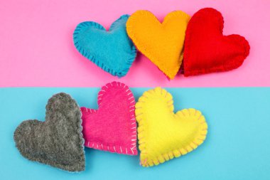 parlak arka plan üzerinde renkli keçe kalplerin Üstten Görünüm