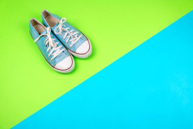 çift renkli arka plan üzerinde canlı spor ayakkabı 