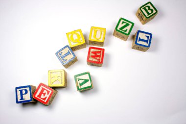 Beyaz arka plan üzerinde renkli ahşap alfabe küpler Üstten Görünüm