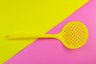 Sarı plastik kaşık, yakın çekim