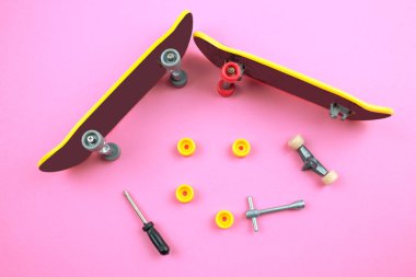 Pembe bir arka plan üzerinde araçlarıyla Mini kaykay oyuncaklar