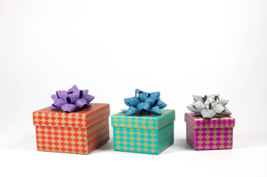 Renkli hediye kutuları üzerinde beyaz Noel için izole şeritler