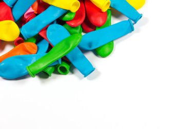 Renkli düz balonlar izole beyaz arka planda
